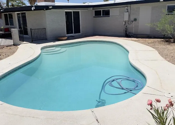Holiday home The Saguaro Sanctuary Free Heated Pool 5Bd 3Ba Pool Table Grill 6 Tvs Ac Cotton Bedding Tucson