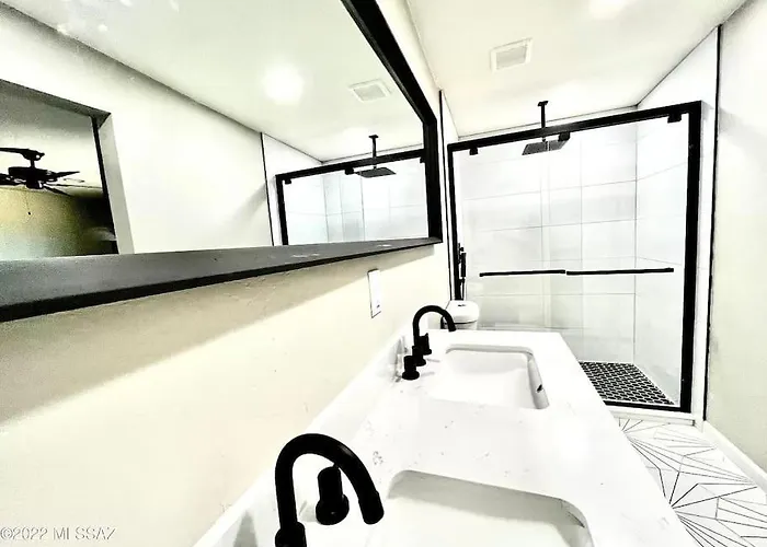 The Saguaro Sanctuary Free Heated Pool 5Bd 3Ba Pool Table Grill 6 Tvs Ac Cotton Bedding Holiday home Tucson